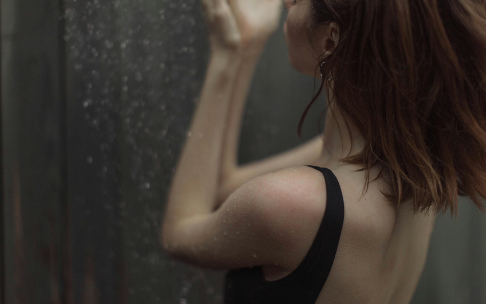 Mlada ženska se prha v temi - koristi za zdravje, uspavanje in boljši spanec