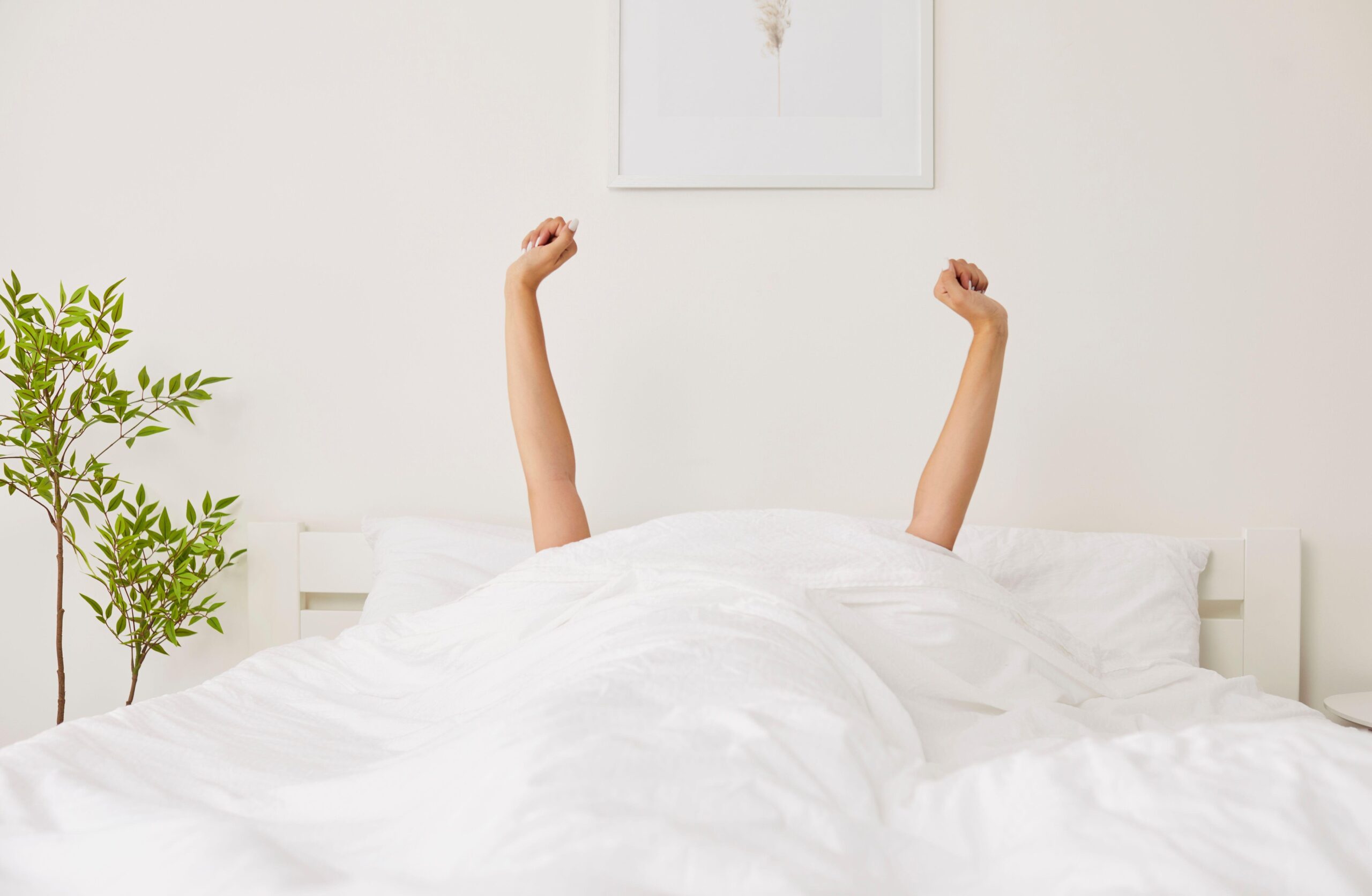 Ženska je pokrita čez glavo in se razteguje in skrbi za neboleče sklepe.