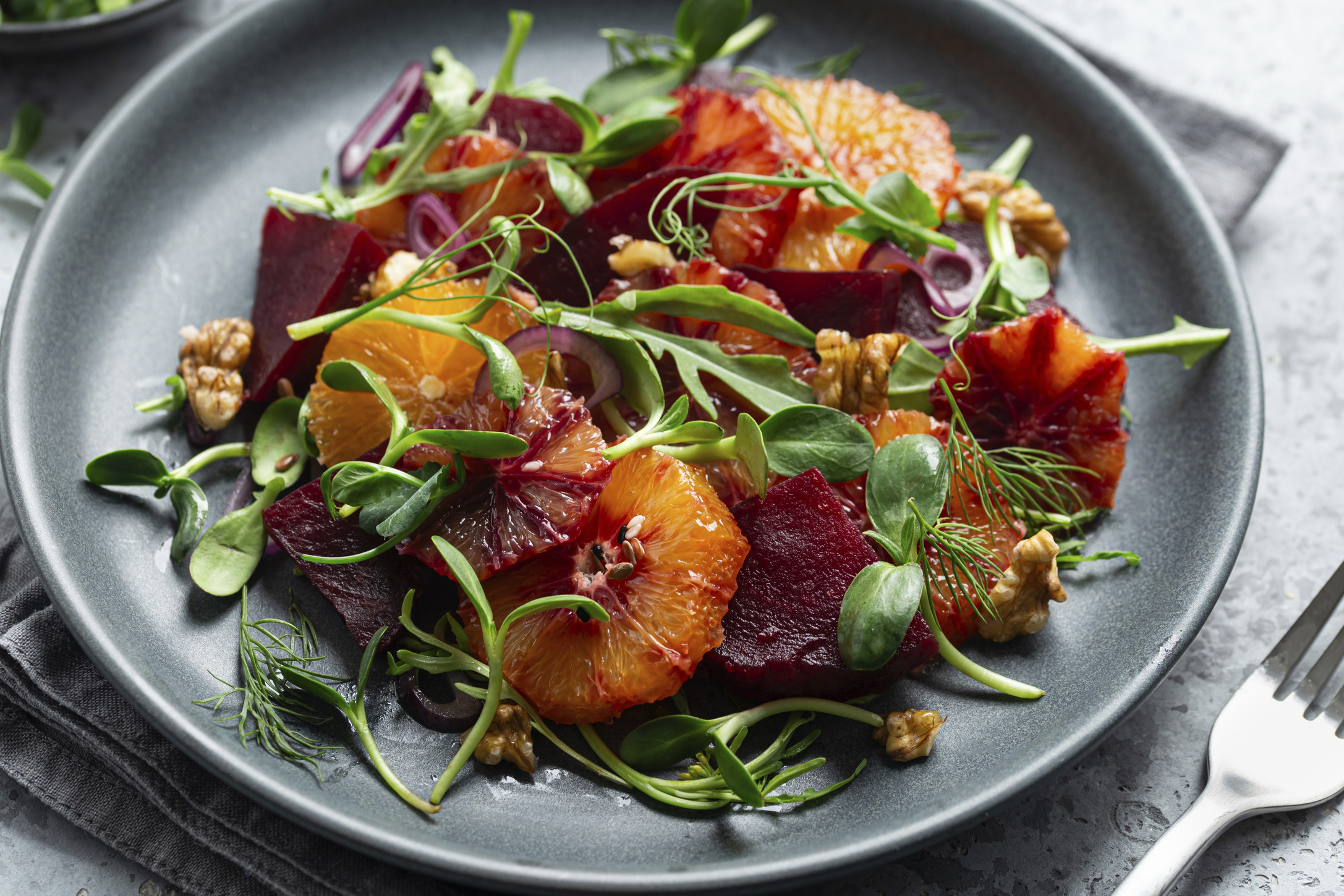 Solata s pomarančo, peso in zelenjem - uravnotežena prehrana