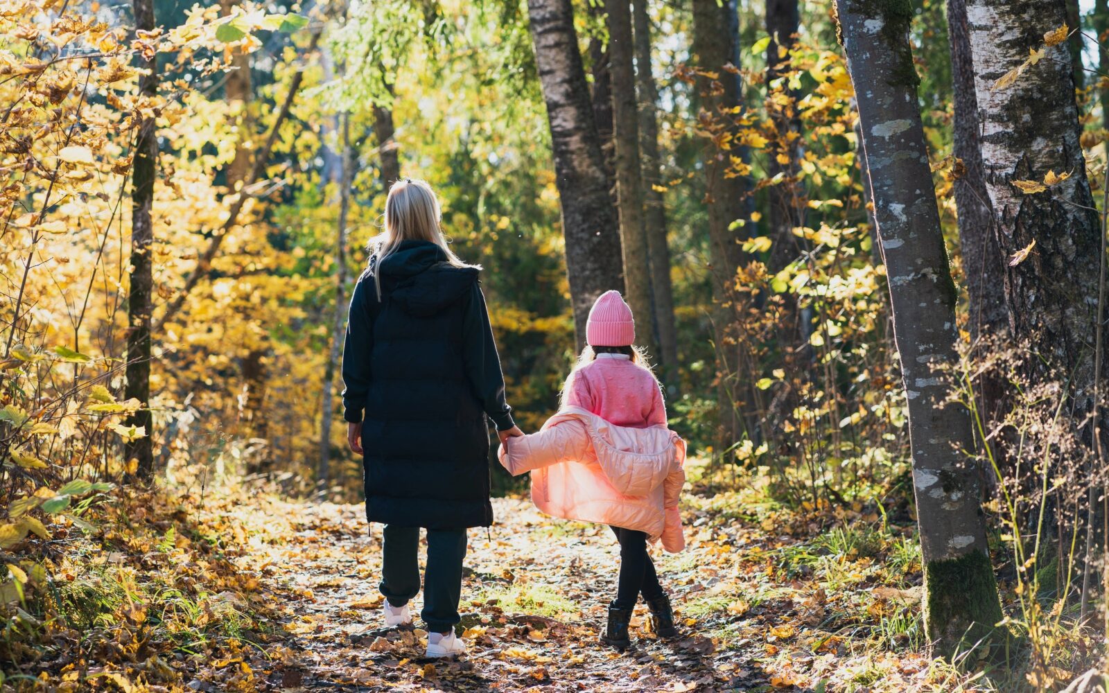 Mati in hči sta na zimskem sprehodu na soncu, ki pa ni dovolj močno, da bi zagotovilo potrebe po vitaminu D
