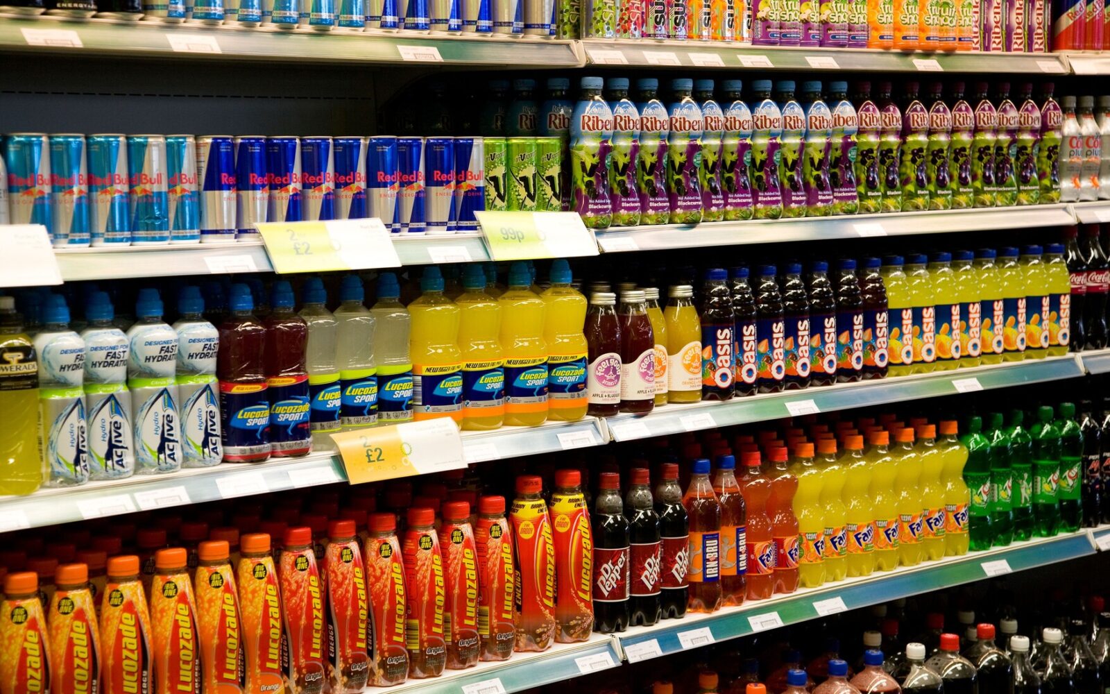 Sladke, energijsko bogate, a hranilno revne pijače na policah