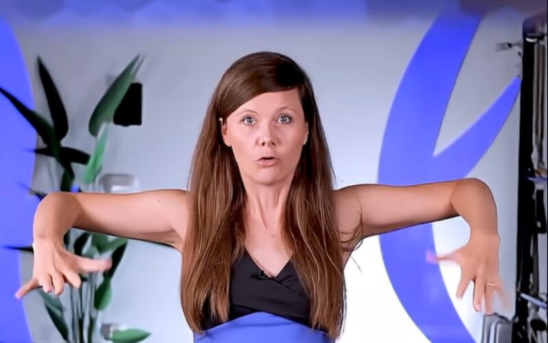 Fizioterapevtka Špela Jakša med izvajanjem vaje orel