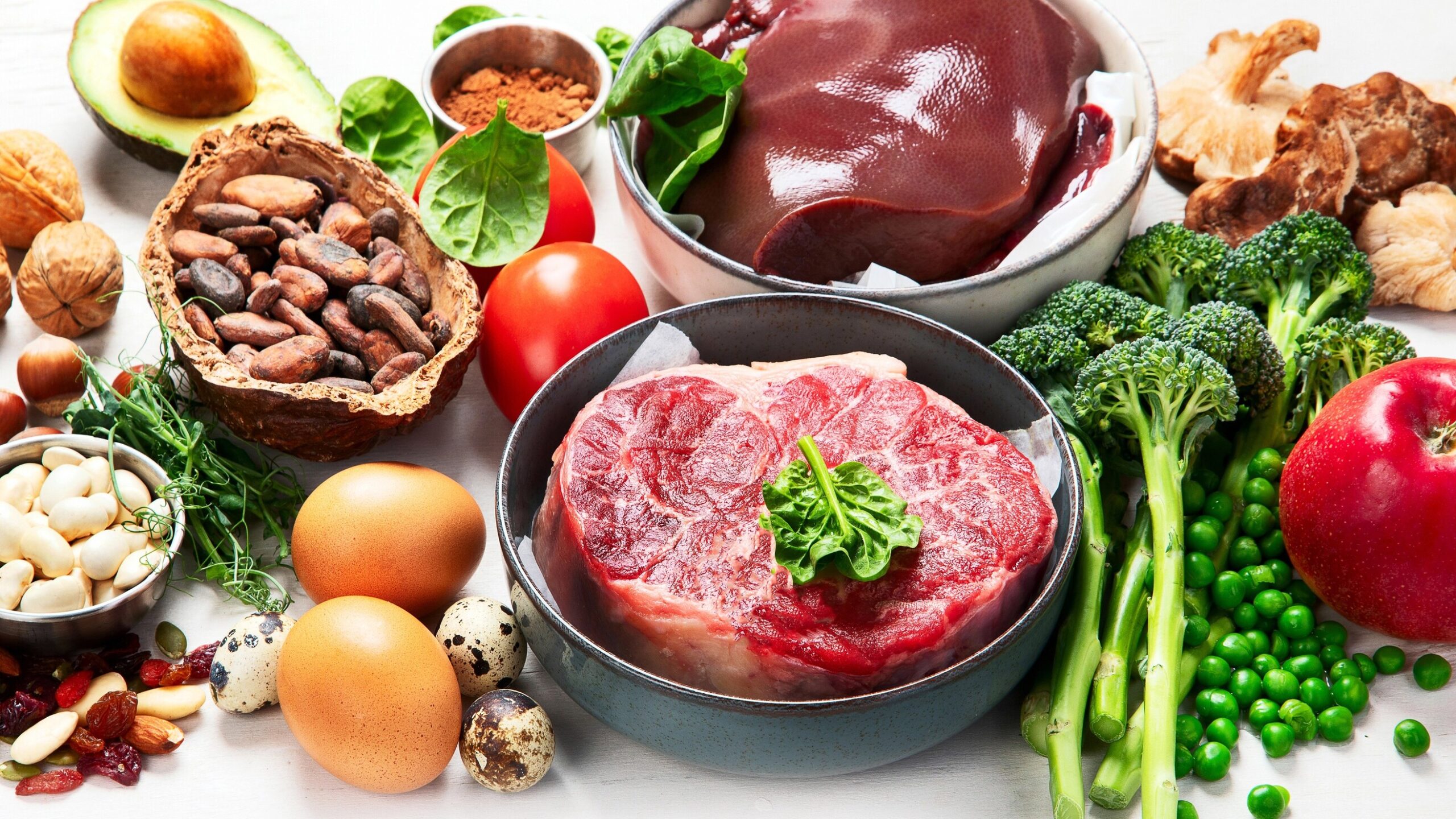 Meso, paradižnik, jabolko, grah, špinača, jajca, oreščki, avokado, gobe - naravni viri železa, ki je ključen za preprečevanje anemije