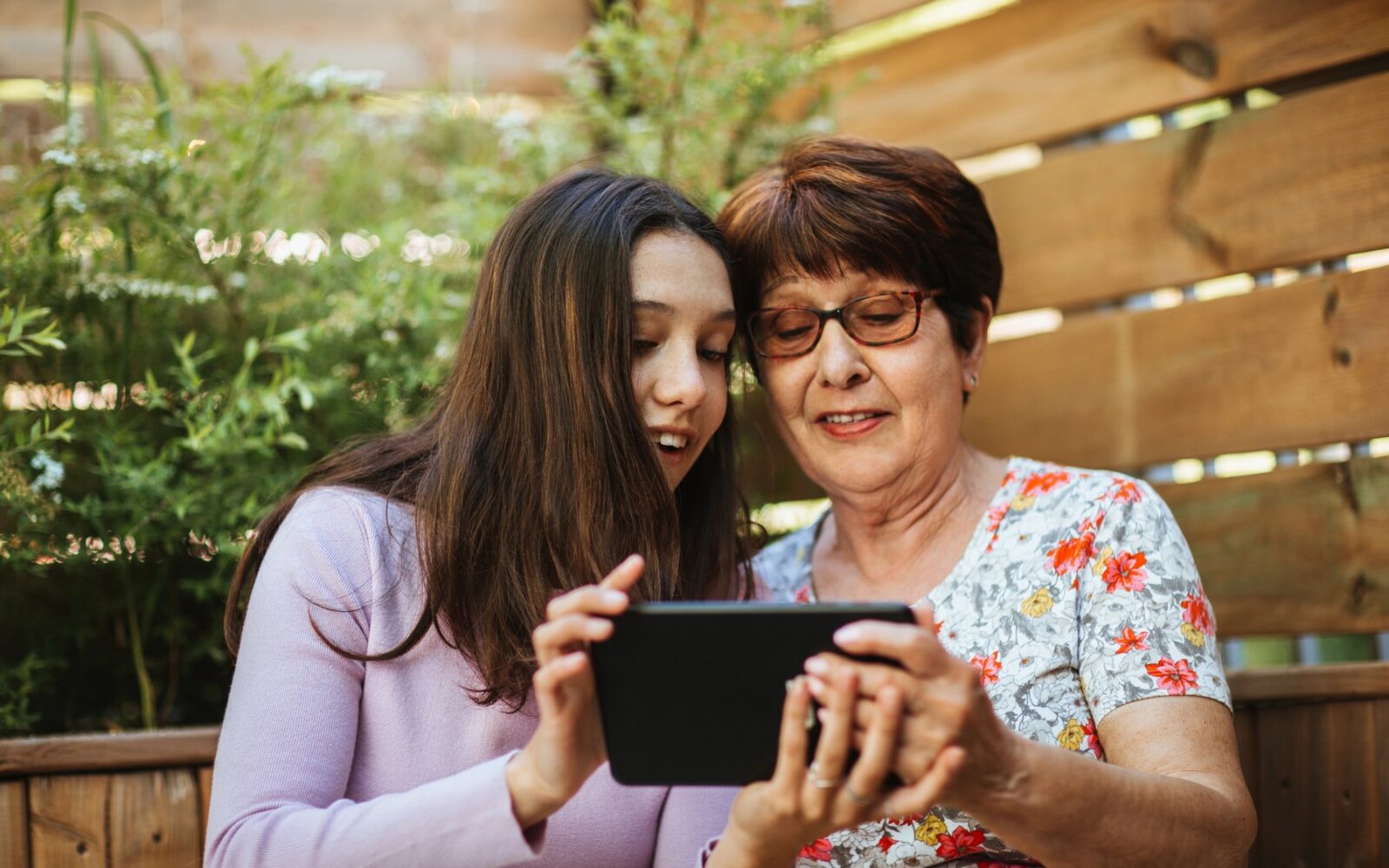 vnukinja in babica ob učenju novih veščin na telefonu