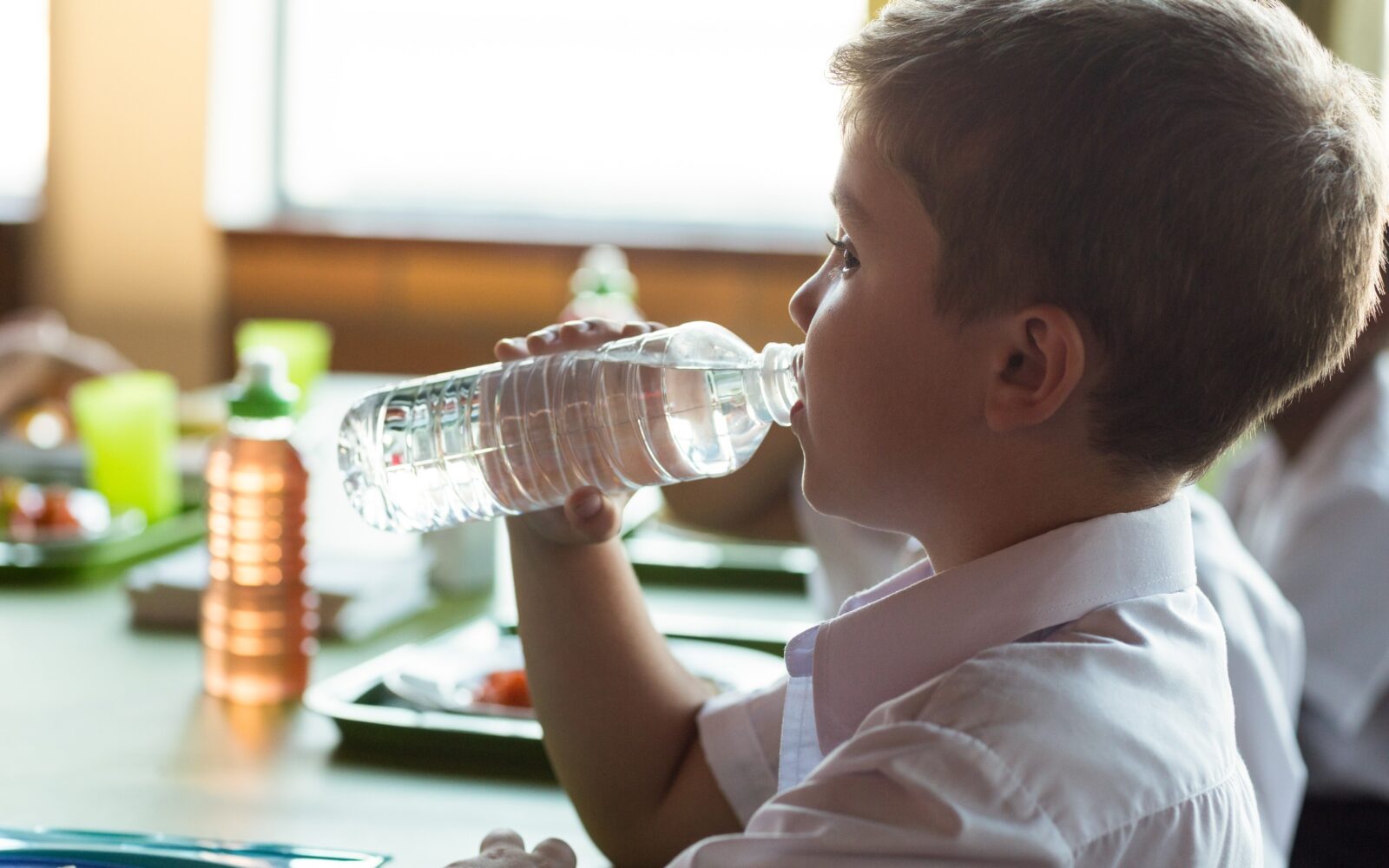 Fantek pije vodo iz plastenke