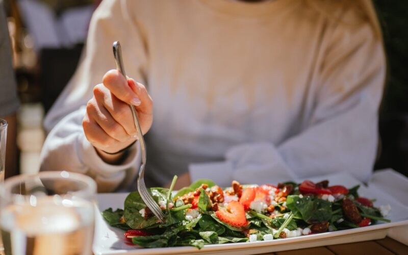 Toliko kalorij potrebujejo ženske po 40. letu– večina jih zaužije premalo