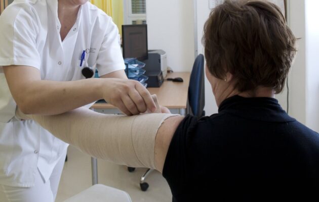 Bolnica z limfedemom na pregledu pri fizioterapevtki