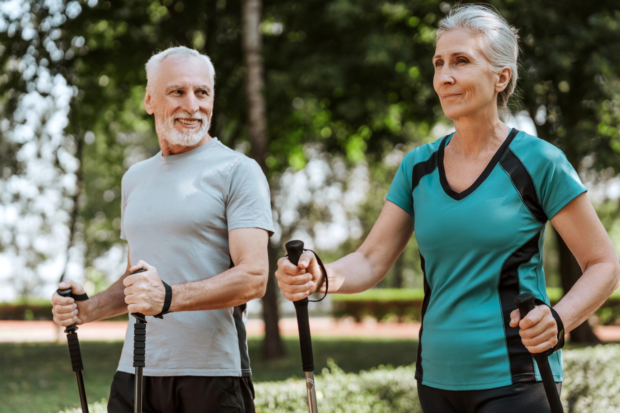 Starejši par aktivno športa v parku