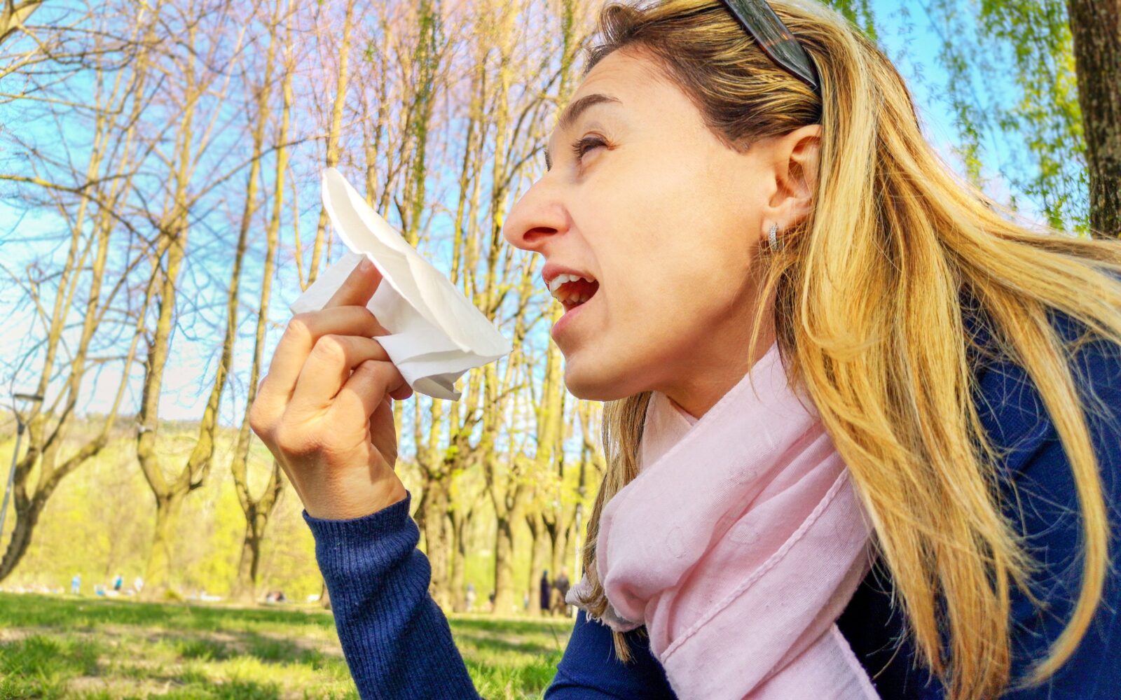 Ženska kiha, ima alergijo na cvetni prah ali je prehlajena