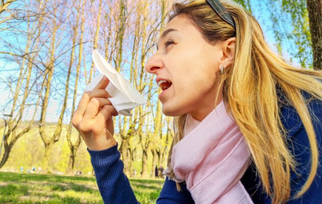 Ženska kiha, ima alergijo na cvetni prah ali je prehlajena
