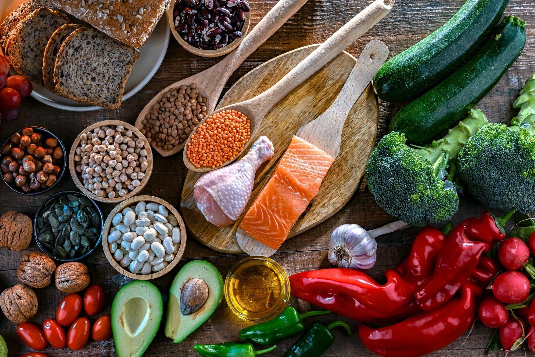 Živila, ki naj bi bila vključena v DASH dieto - nizek vnos soli, ribe, pusto meso, žitarice, oreščki, semena, sadje, zelenjava