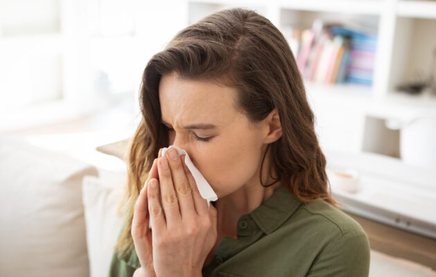 Ženska si briše nos