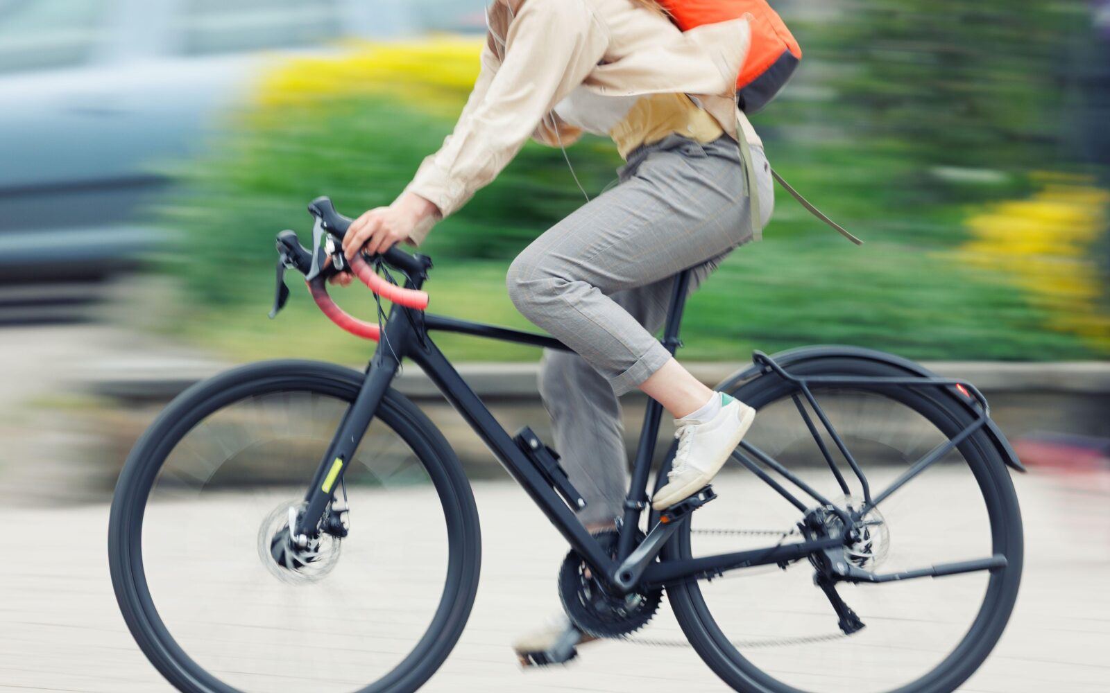 oseba v vsakdanjih oblačilih se vozi na kolesu