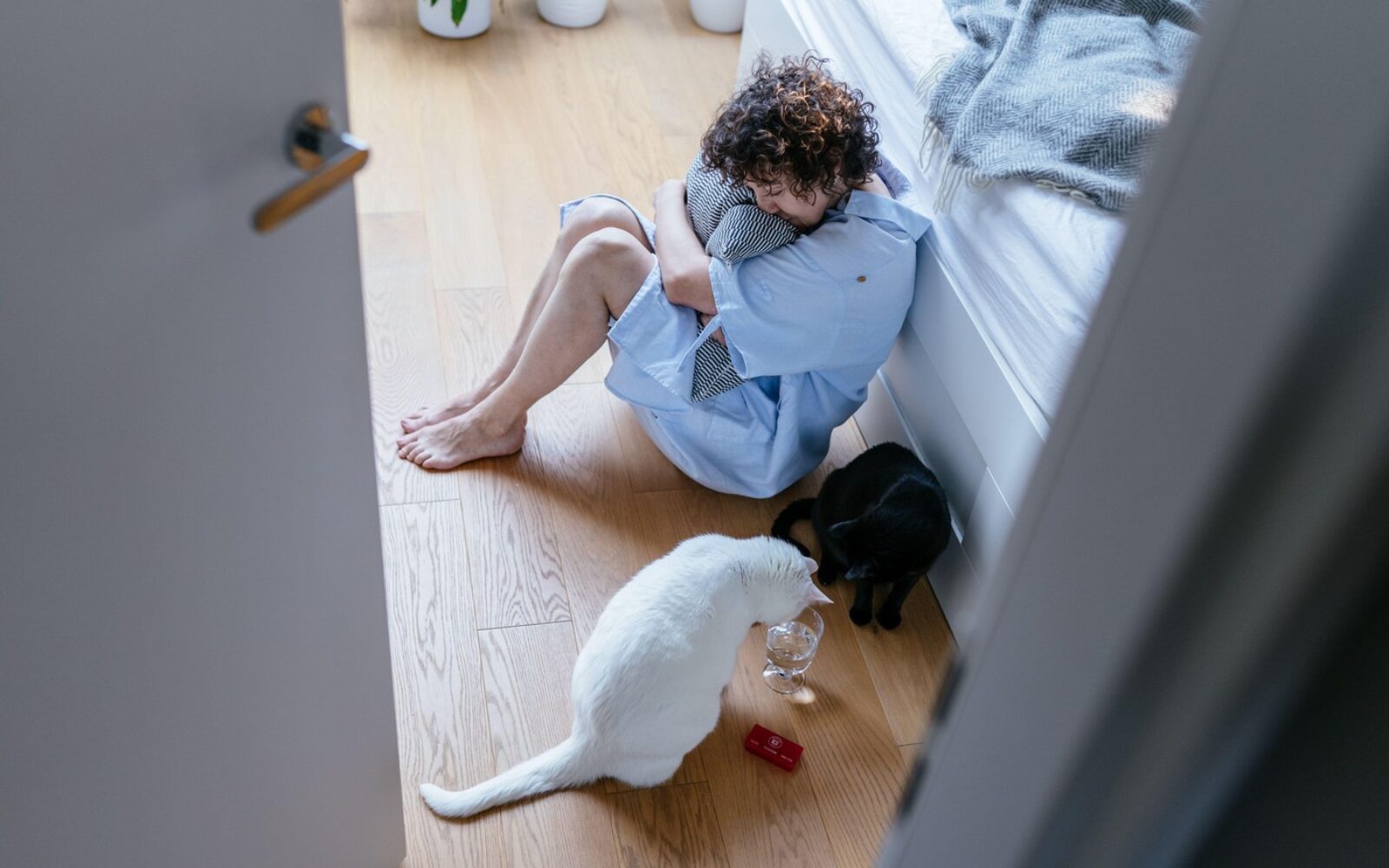 ženska z zmedenostjo in težavami s koncentracijo – možganska megla