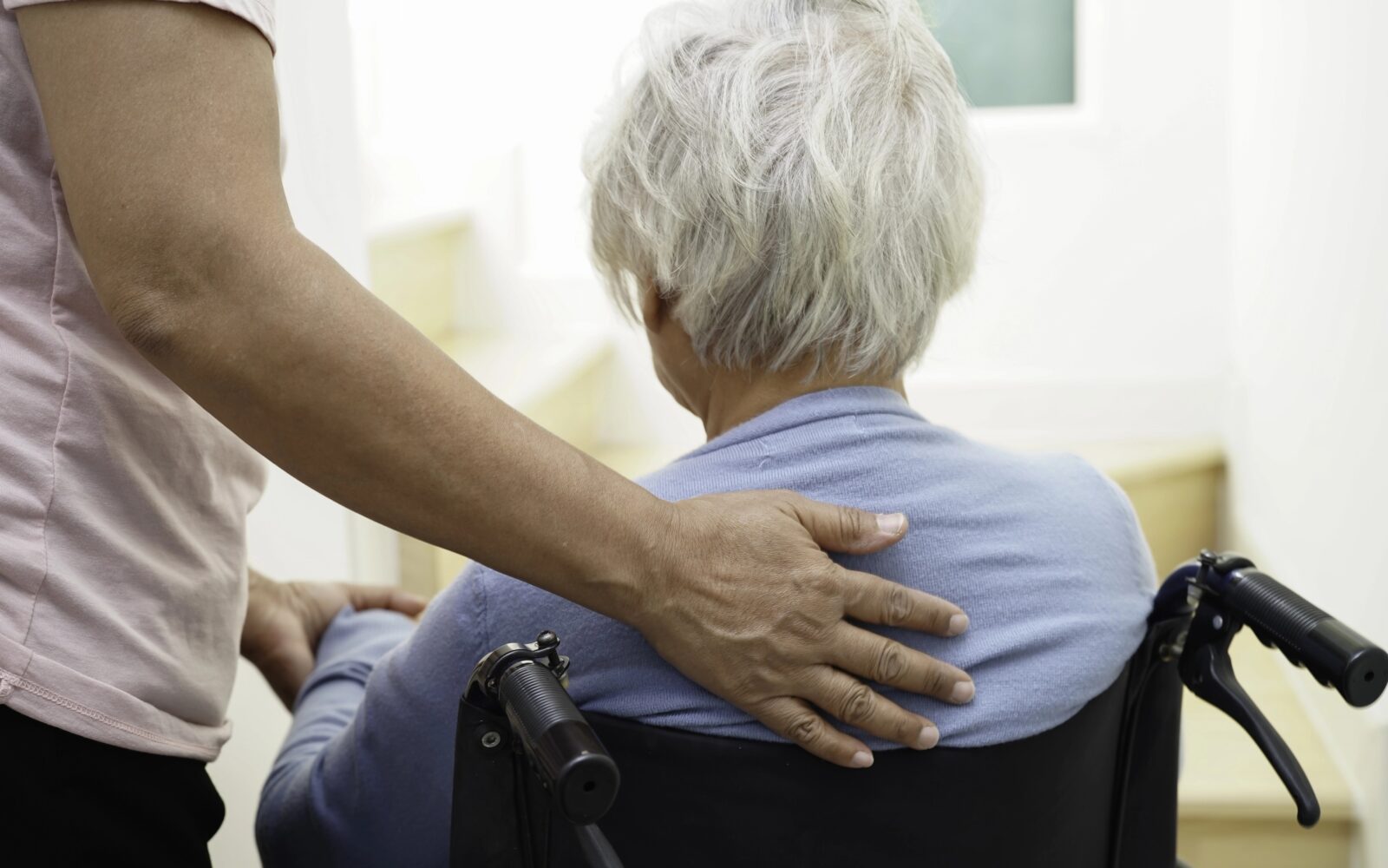 Zaradi osteoporoznega zloma posamezniki pogosto izgubijo samostojnost, kar negativno vpliva na kakovost življenja