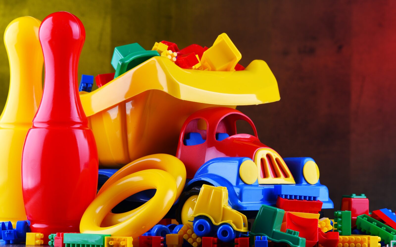 Kup plastičnih igrač, ki jih lahko operemo v pomivalnem stroju - keglji, avti, kocke