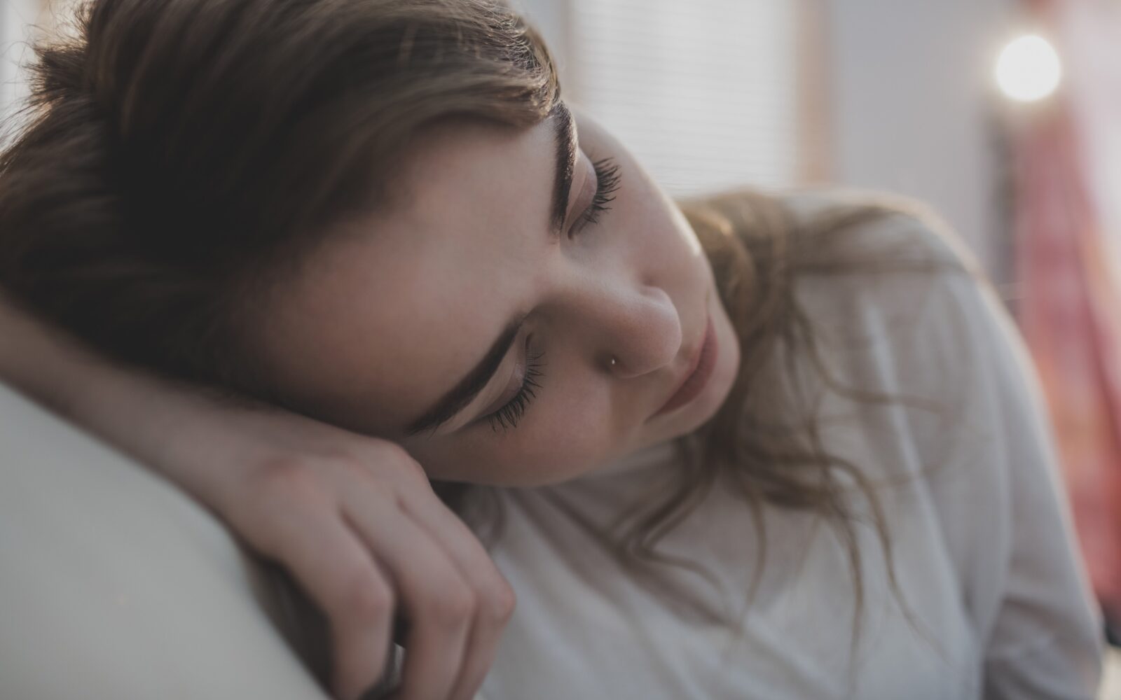 Mlada ženska s simptomi pomanjkanja vitamina B12 - utrujenost, depresija, slabokrvnost, zmanjšana koncentracija