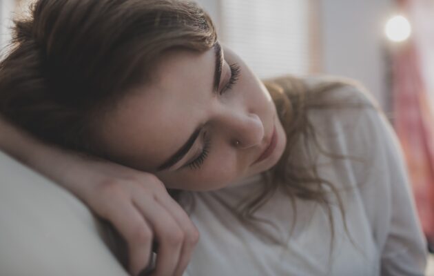 Mlada ženska s simptomi pomanjkanja vitamina B12 - utrujenost, depresija, slabokrvnost, zmanjšana koncentracija