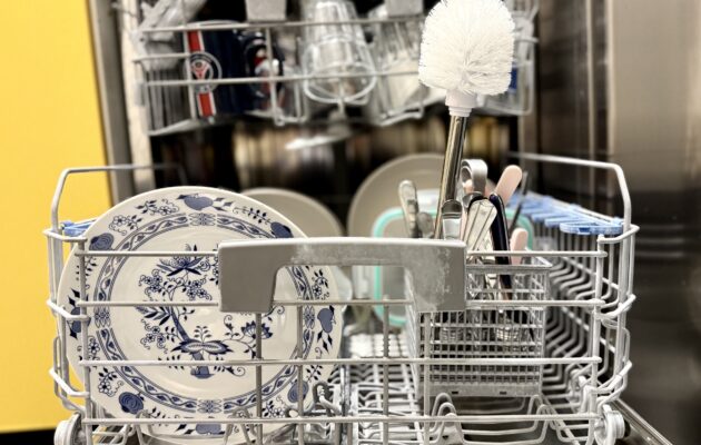 Posoda, pribor, kozarci in krtača za stranišče v pomivalnem stroju, v katerem lahko peremo več kot le posodo.