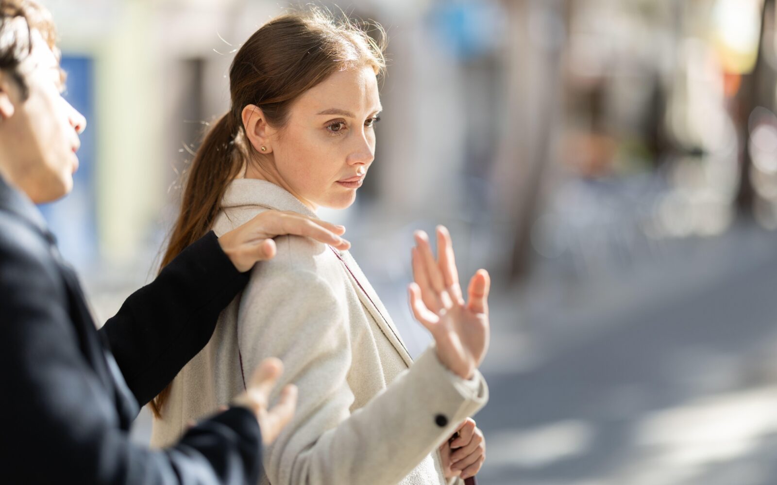 Ženska reče ne in zavrne moškega na cesti.