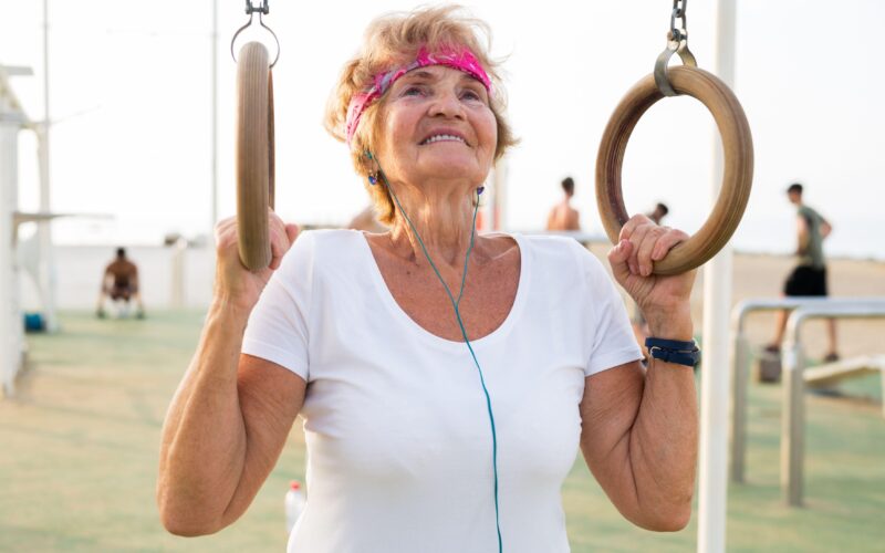 Mislite, da ste prestari, da bi začeli telovaditi? Pri 59 letih ni zmogla deske…