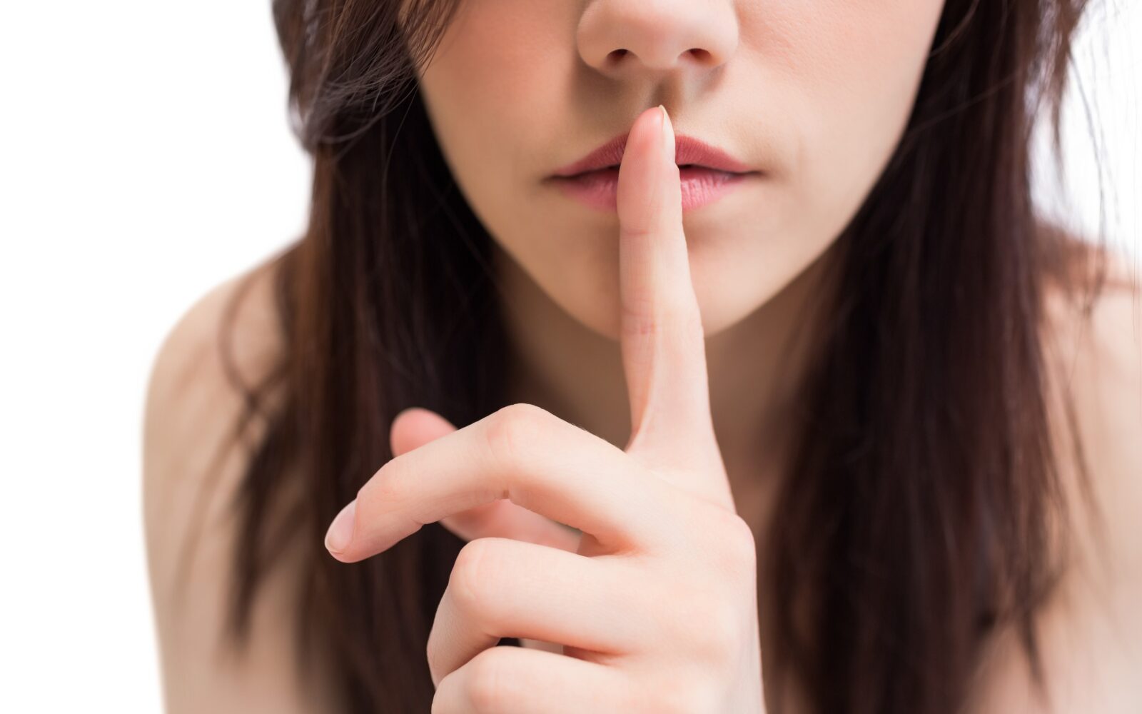 Ženska drži prst na ustnicah, simbolika skrivnosti