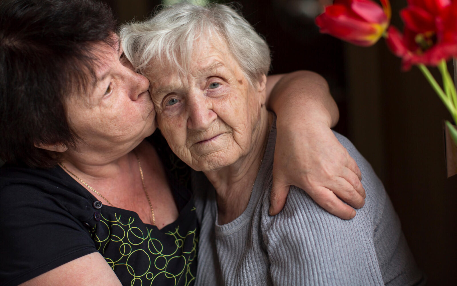 ženska objema svojo ostarelo mati