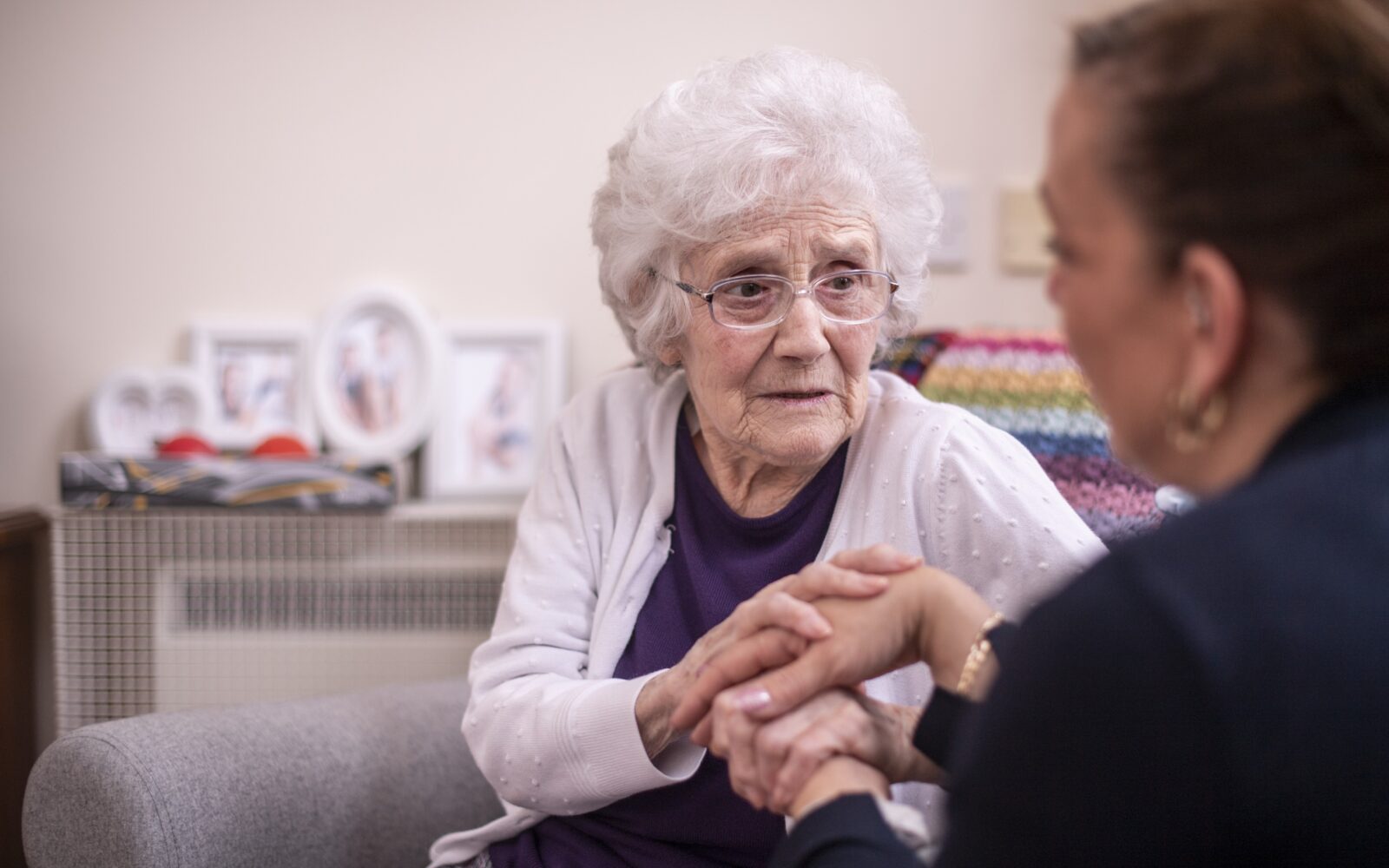 Starejša ženska z demenco in njena svojka