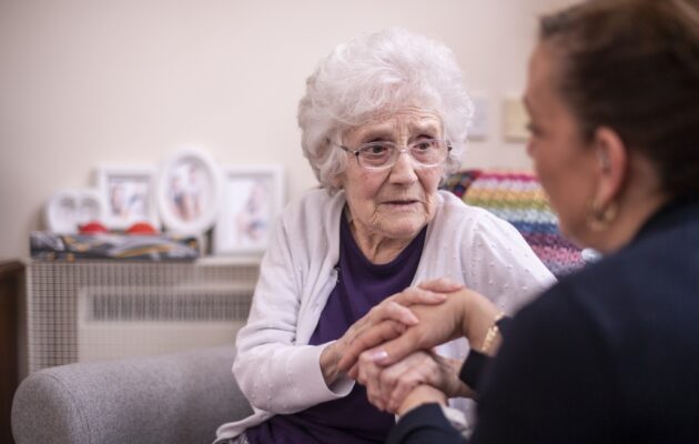 Starejša ženska z demenco in njena svojka
