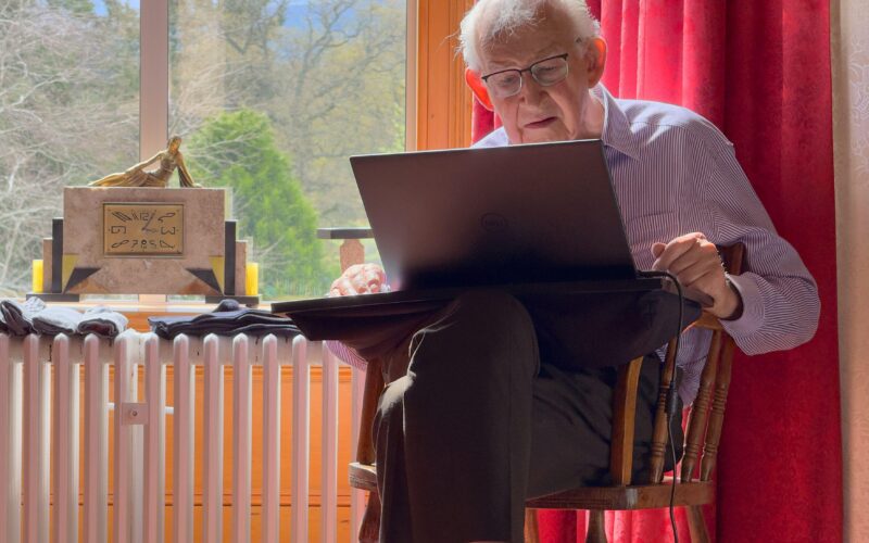 “Moj oče tega nikoli ne bi naredil.” Ko demenca odloča namesto človeka