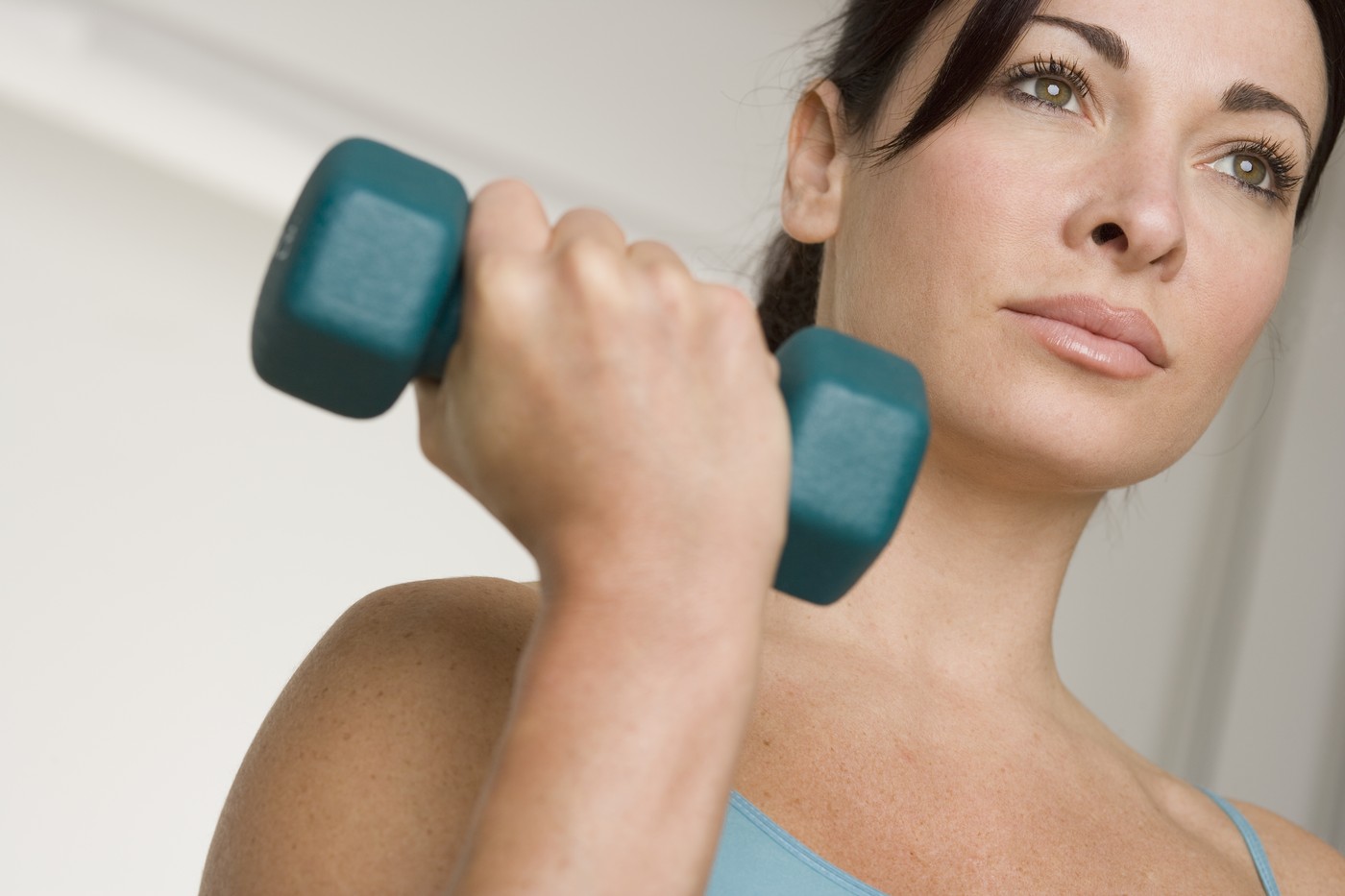 vadba za moč ženska po 40 menopavza trening z utežmi