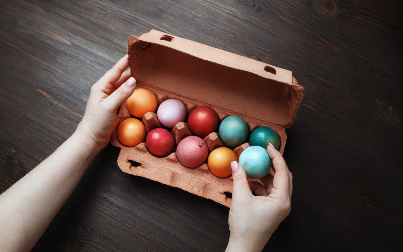 Velikonočni pirhi v škatli za jajca