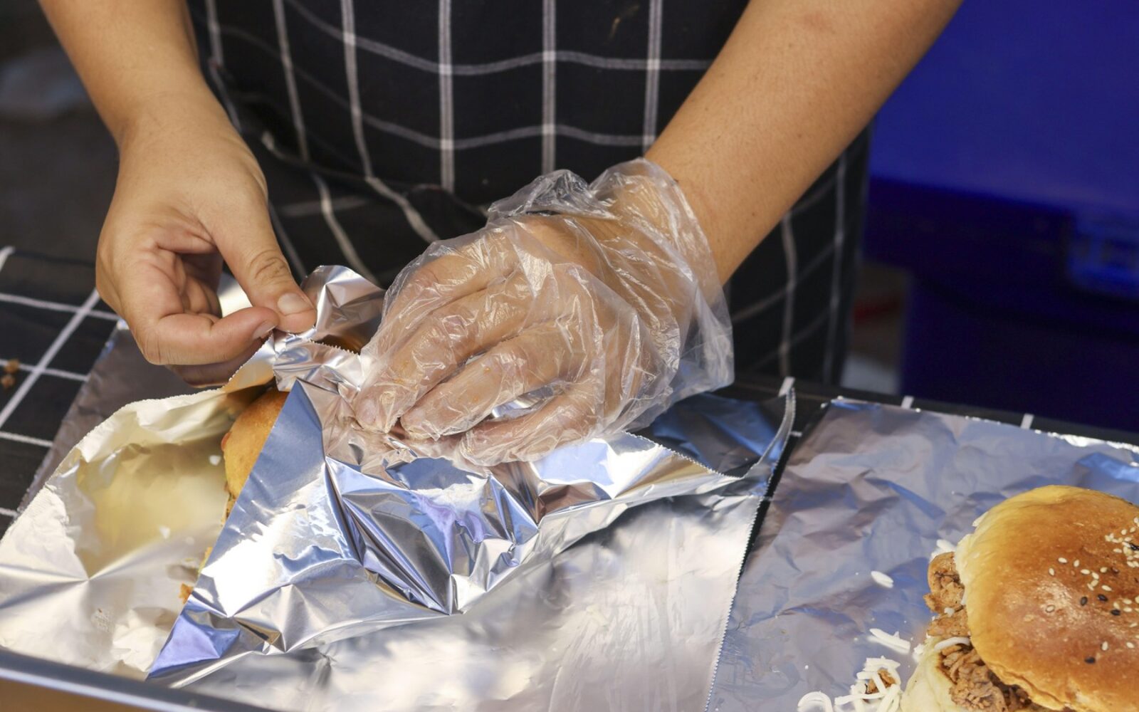 Ali je aluminijasta folija res varna za shranjevanje hrane? Preverite, katera živila lahko reagirajo z njo in kdaj jo je bolje zamenjati.