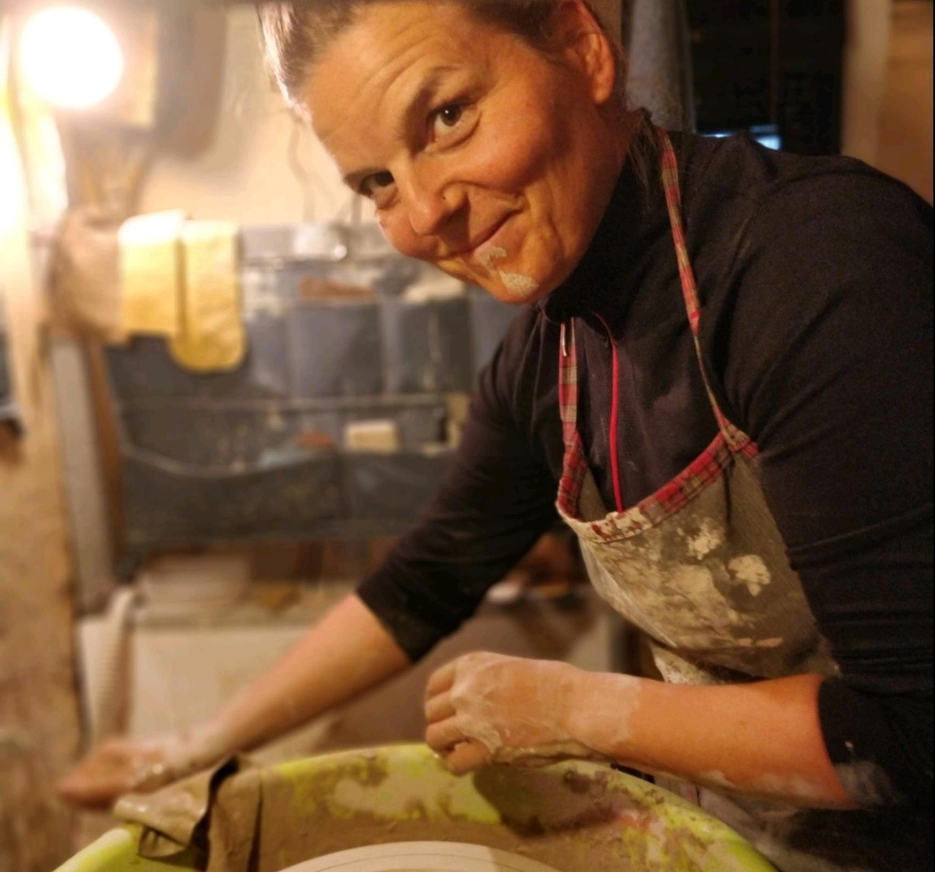 Marjeta Lužnik (Meri Lu) v ateljeju za vretenom