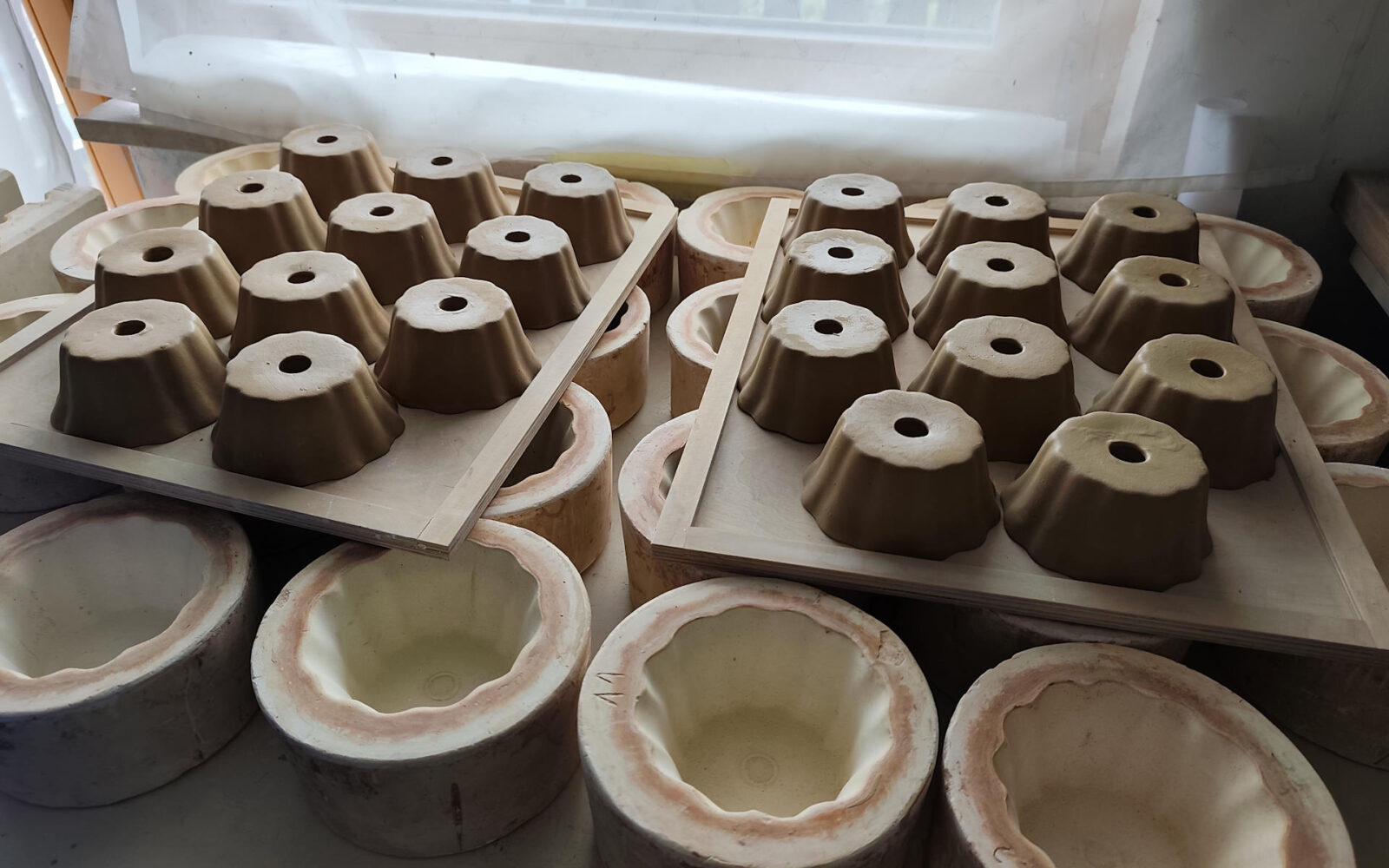 Mini tovarna na keramiki – izdelovanje potičnic za bodoče (orehove) potice (Foto: Marjeta Lužnik)