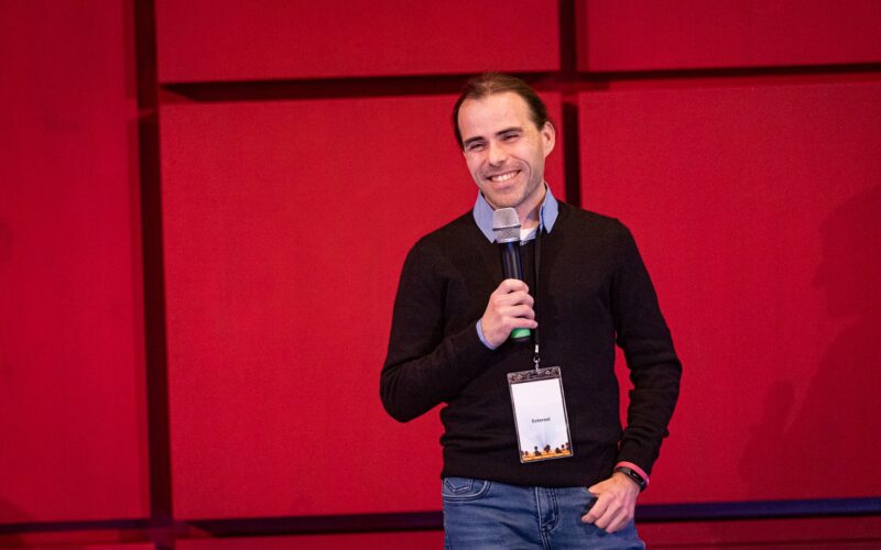 Hemofilija mu je vzela sanje o pilotiranju, a mu dala moč za pomoč drugim