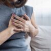 Ženska z bolečinami v srcu - srčno popuščanje