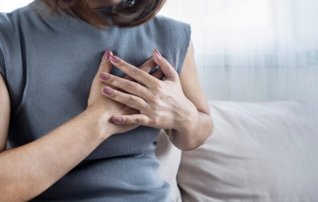Ženska z bolečinami v srcu - srčno popuščanje