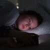 Mlada punca leži v postelji in uporablja socialna omrežja, je na telefonu - lahko vodi v samodiagnosticiranje