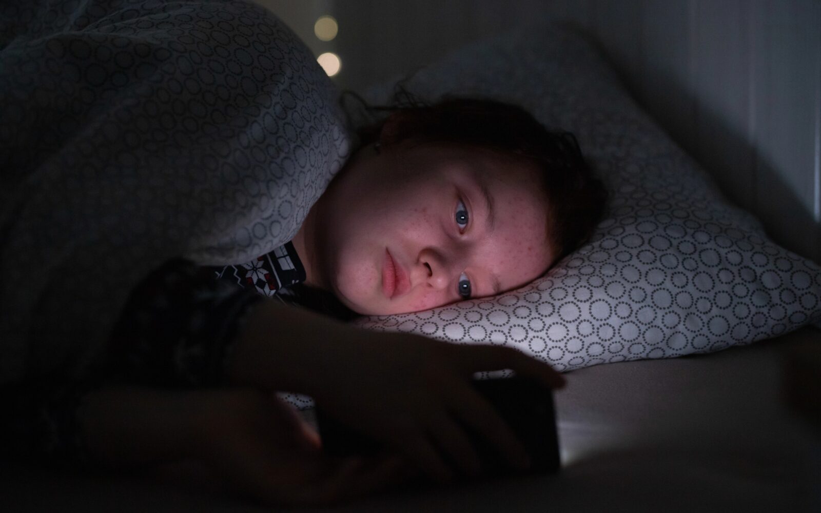 Mlada punca leži v postelji in uporablja socialna omrežja, je na telefonu - lahko vodi v samodiagnosticiranje