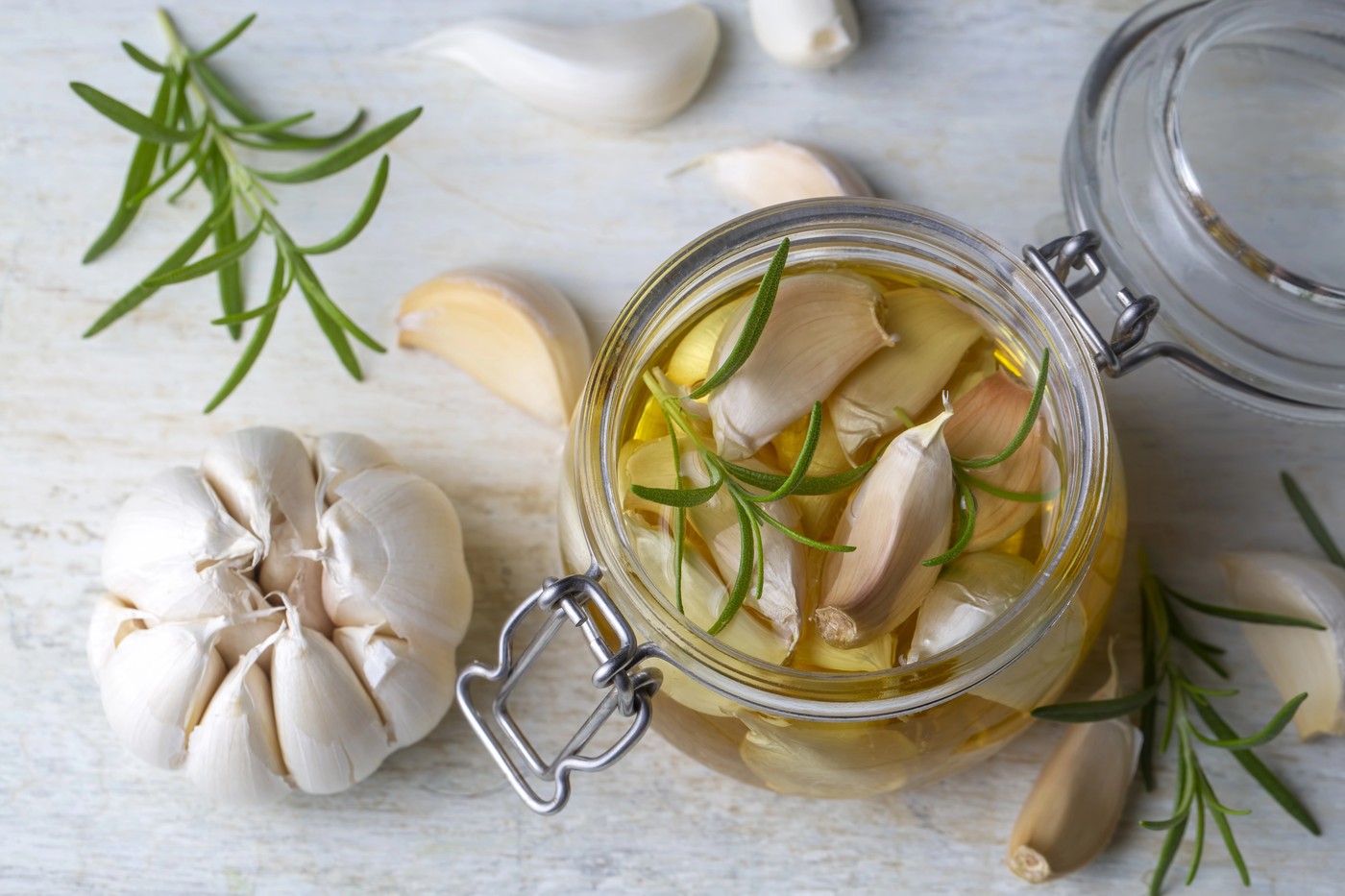 Česen v olju, ki lahko ob nepravilnem shranjevanju predstavlja tveganje za botulizem