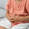 Otrok z bolečinami v trebuhu zaradi okužbe z glistami