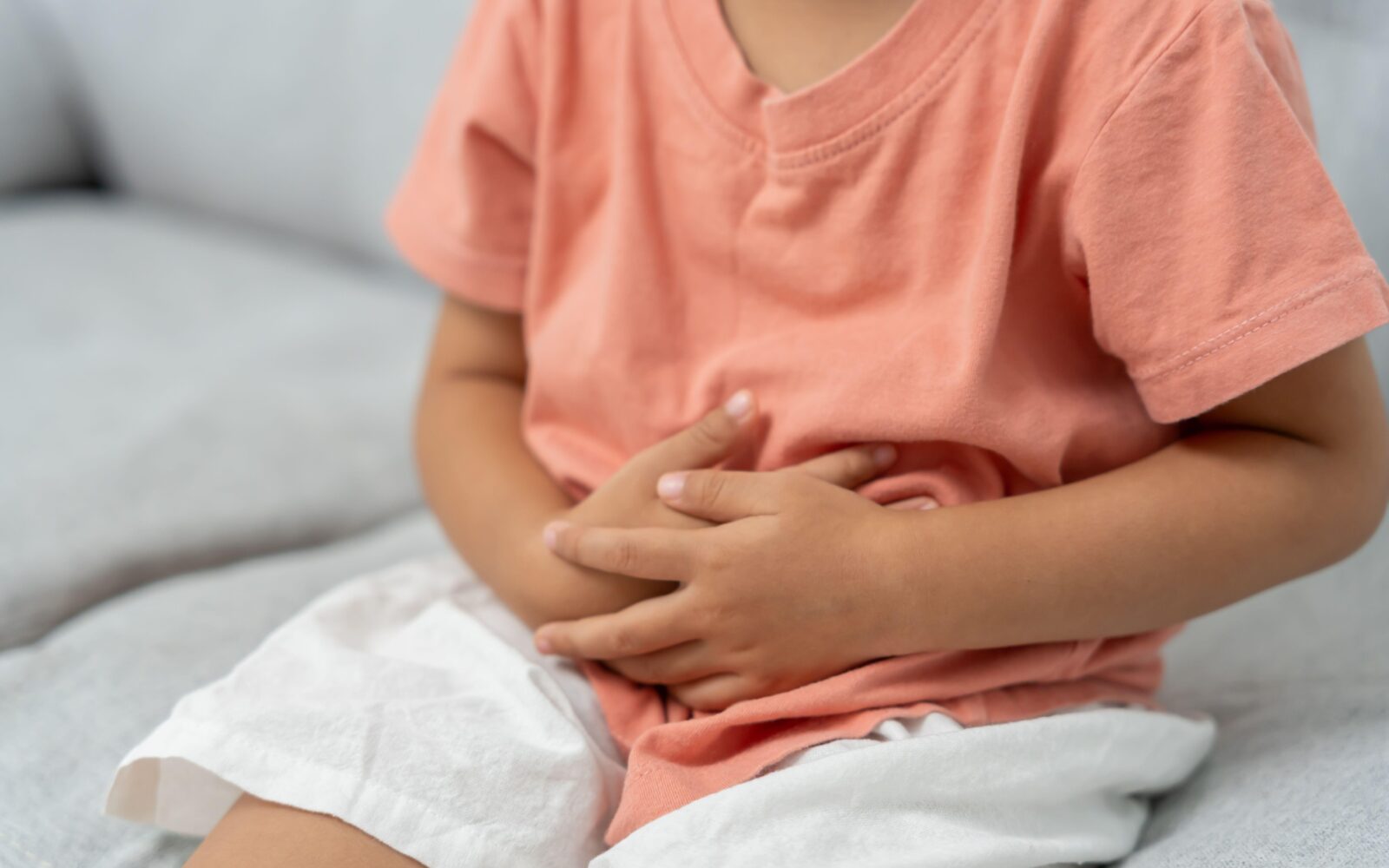 Otrok z bolečinami v trebuhu zaradi okužbe z glistami