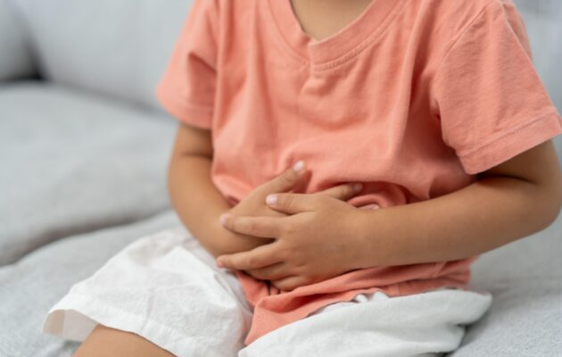 Otrok z bolečinami v trebuhu zaradi okužbe z glistami