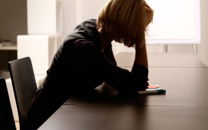 Ko “biti močna” ni več dovolj: Skrit obraz izgorelosti pri ženskah