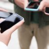 Slika skupine ljudi, ki vsak brska po svojem telefonu - znak odvisnosti