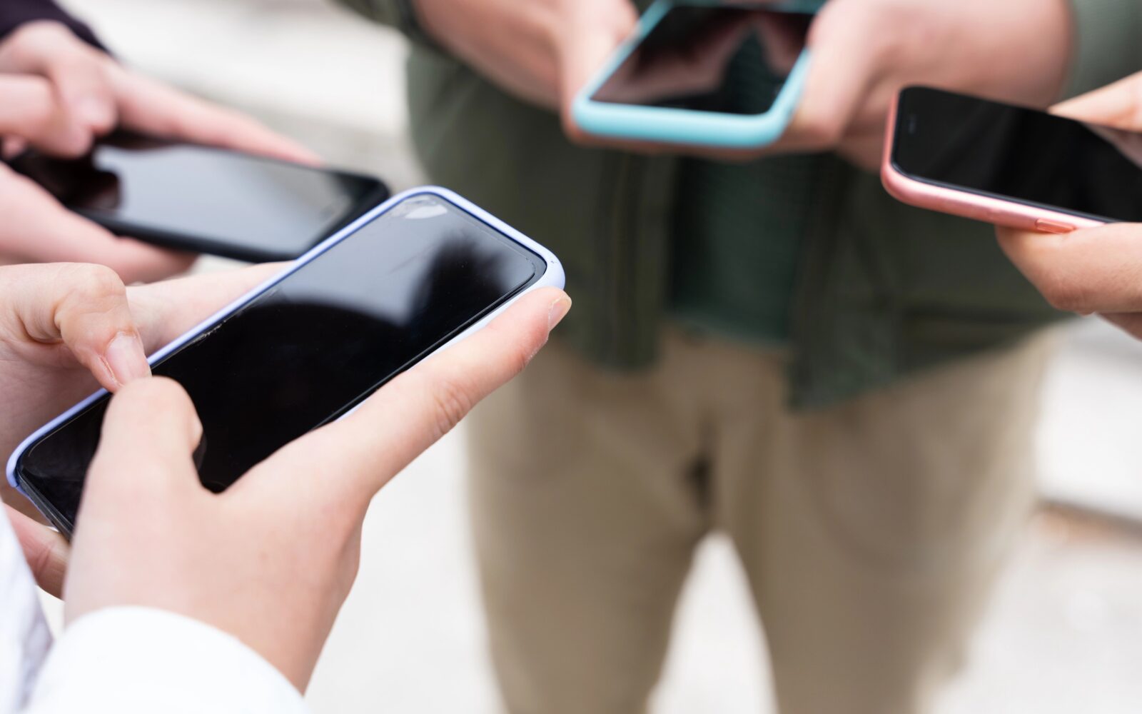 Slika skupine ljudi, ki vsak brska po svojem telefonu - znak odvisnosti