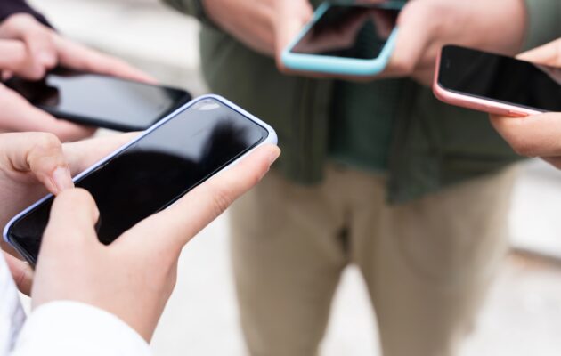 Slika skupine ljudi, ki vsak brska po svojem telefonu - znak odvisnosti
