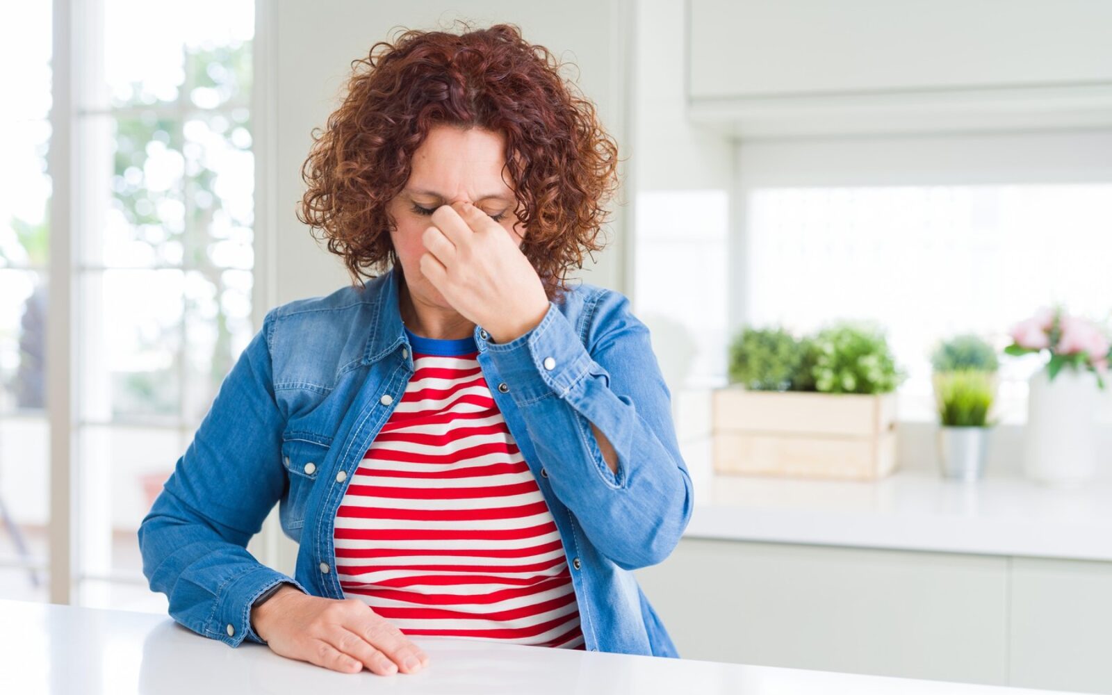 ženska srednjih let utrujena in razdražljiva hormonske spremembe perimenopavza simptomi