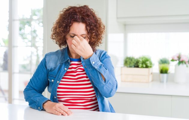 ženska srednjih let utrujena in razdražljiva hormonske spremembe perimenopavza simptomi